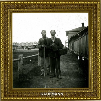 Слепой и его сопровождающий, 1907 год. Фотограф: А.А. Сигсон. Место хранения: Рыбинский музей-заповедник.