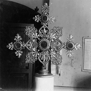 Запрестольный крест в старой Успенской церкви, подаренный Царем Алексеем Михайловичем