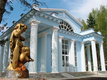 Курорт Кашин, скульптура "Мальчик" у питьевого бювета